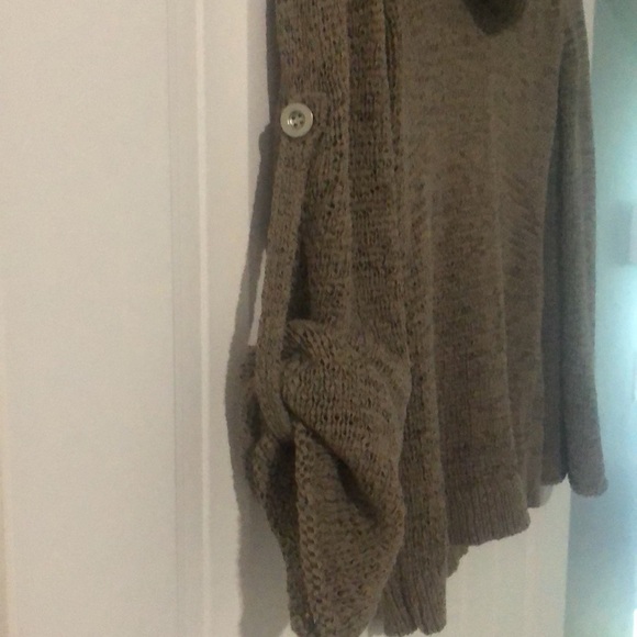 Tan sweater - Picture 4 of 6